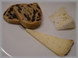 本日のチーズ2種盛とタケウチさんのレーズンパン.JPG